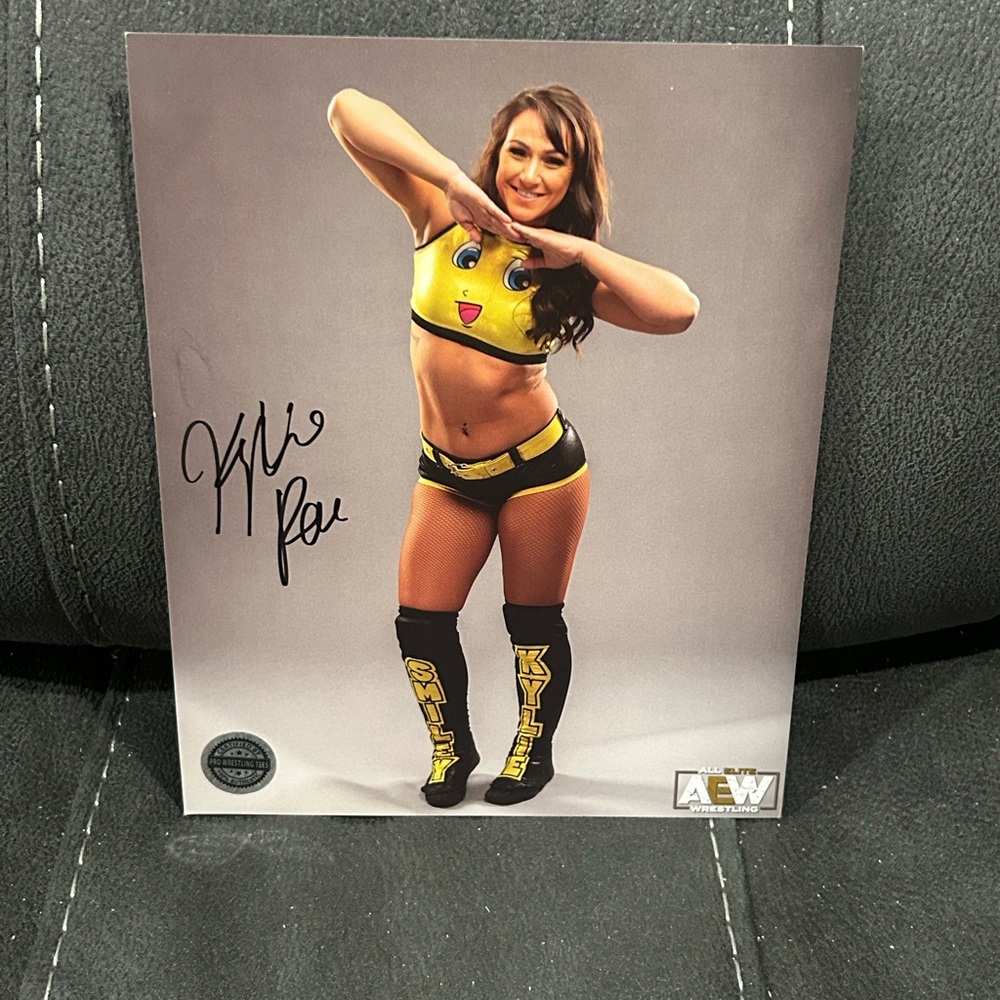 💚2 FOR 25 LISTING SALE💚 Kylie Rae signed 8x10 with certifiedCOAsticker from Pwt